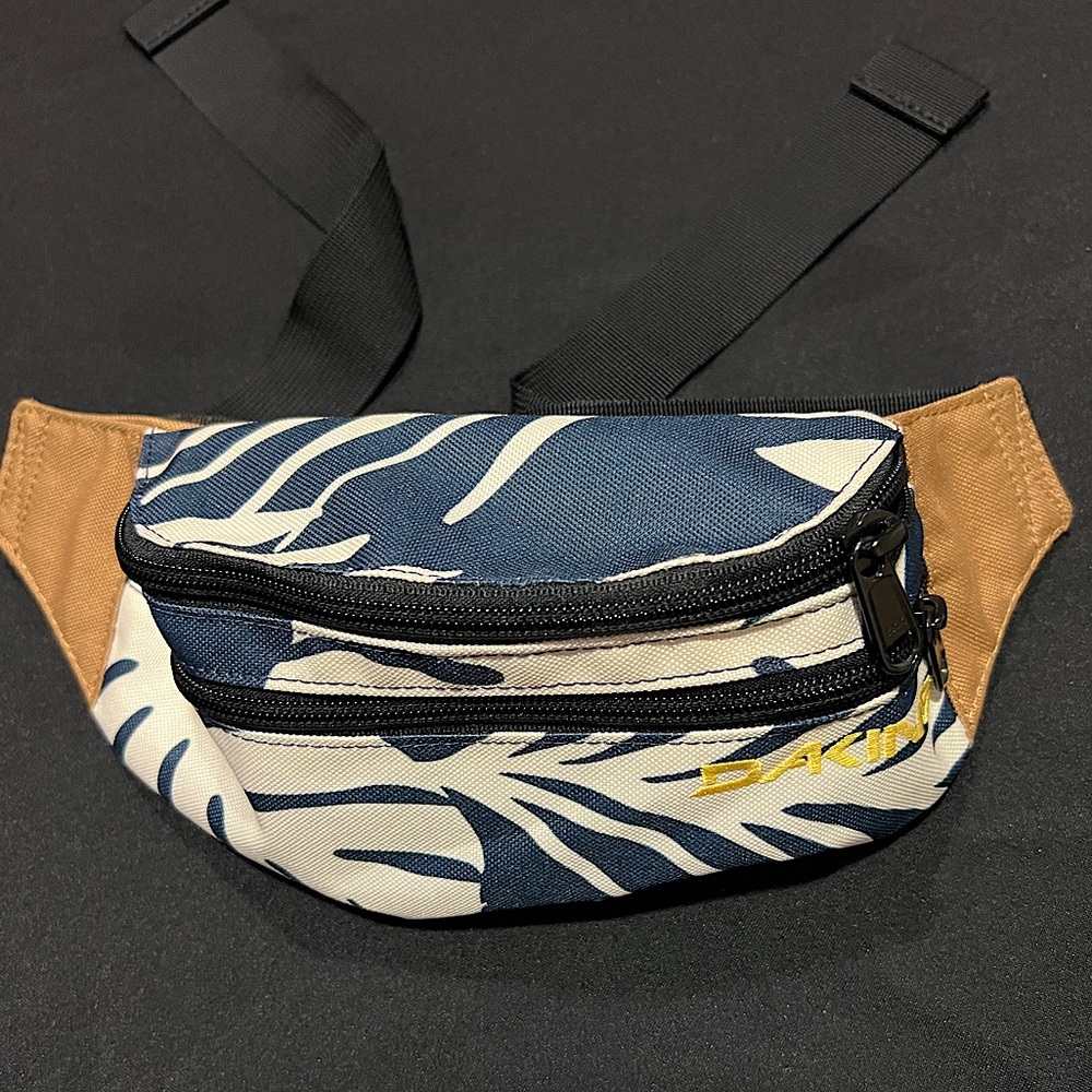 Blue, white, and tan trpical Dakine mens fanny pack, with ajustablw straps